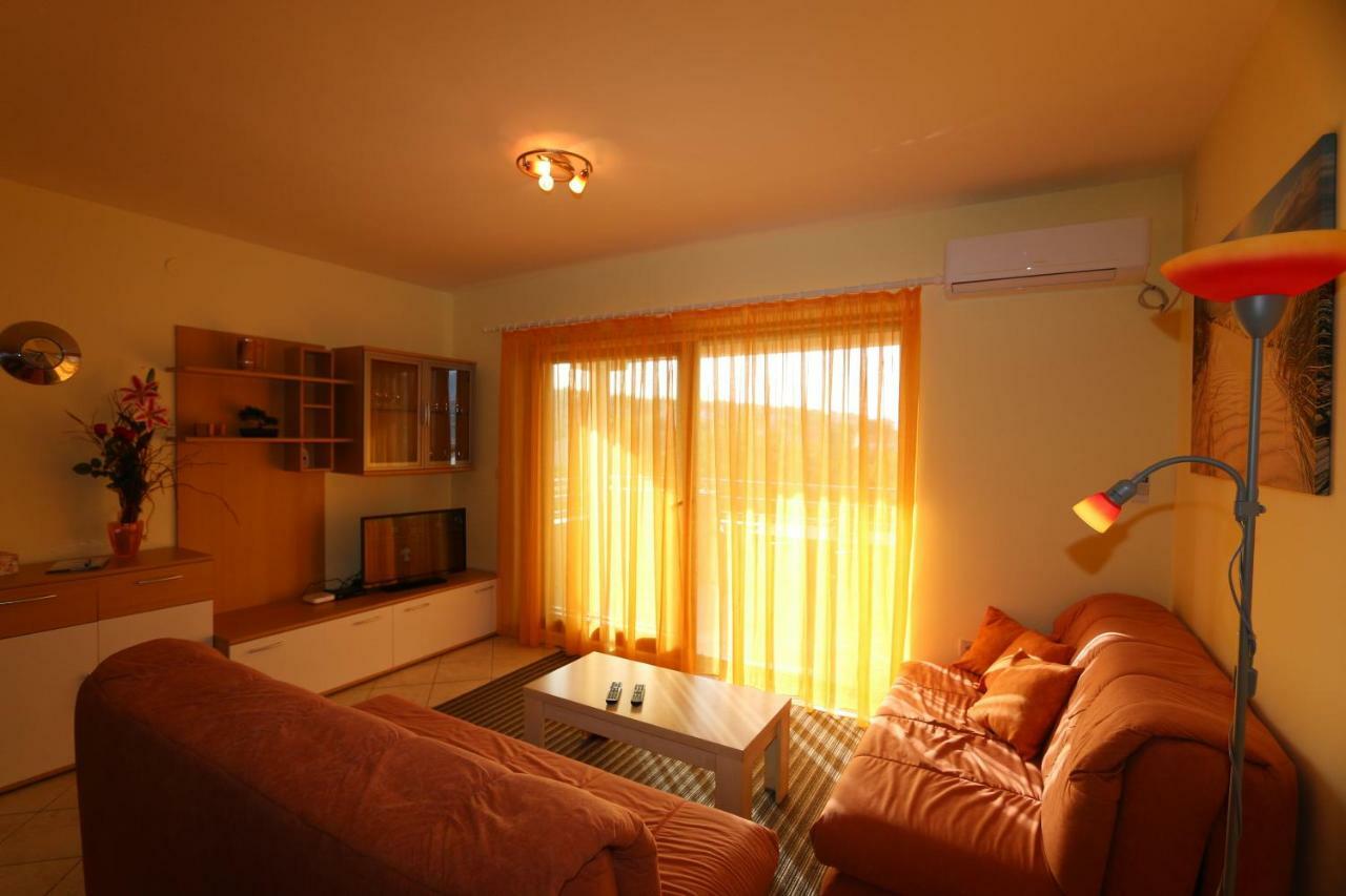 Apartment Dina Silo  Bagian luar foto